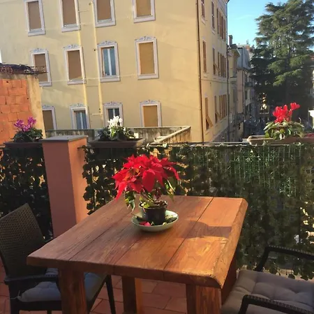 לינה וארוחת בוקר La Terrazza ואראצה